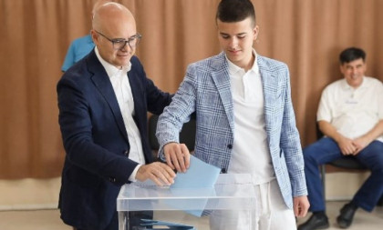 Premijer Vučević obavio građansku dužnost: Na glasanje došao u društvu supruge i sinova (FOTO)