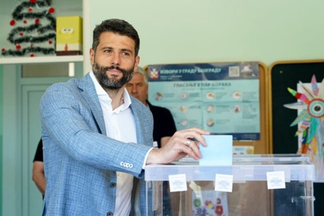 Šapić glasao na Novom Beogradu i pozvao Beograđane da iskoriste svoje građansko pravo (FOTO)