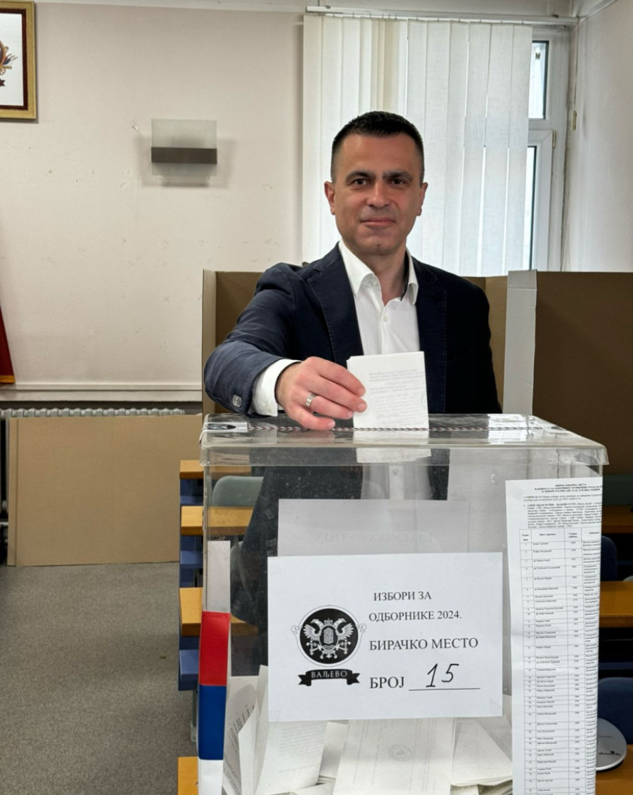 Đorđe Milićević sa majkom i ocem glasao u Valjevu (FOTO)
