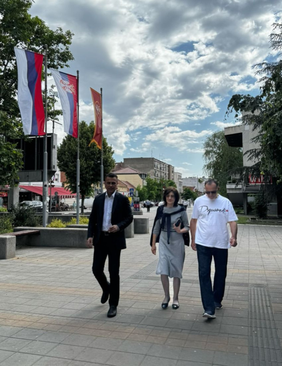 Đorđe Milićević sa majkom i ocem glasao u Valjevu (FOTO)