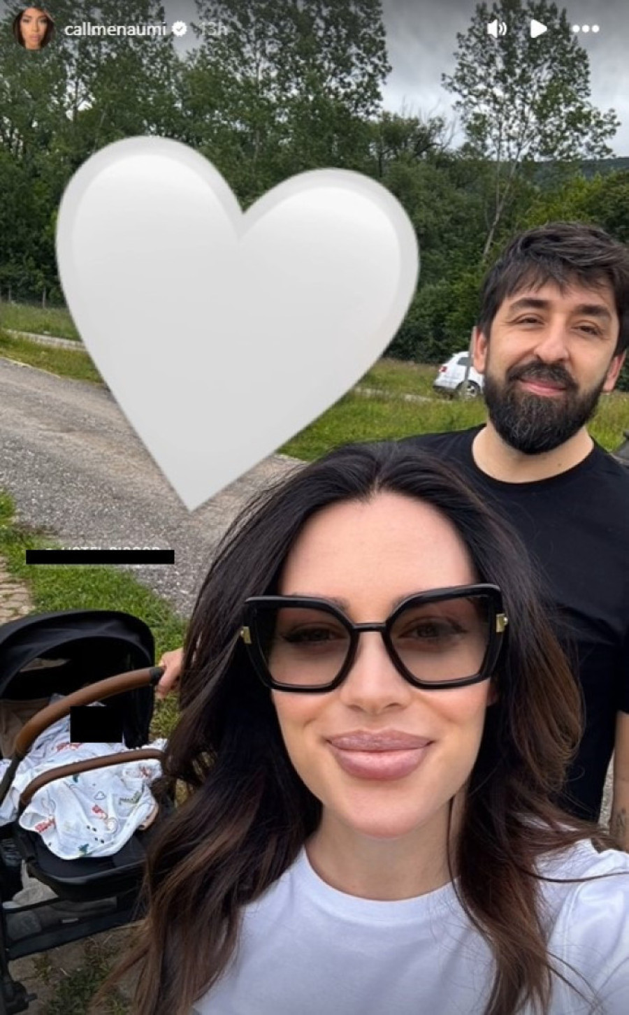 Supruga Ognjena Amidžića prvi put u javnosti nakon porođaja: Mina nasmejana pozirala u kratkoj haljini, pokazala vitku figuru