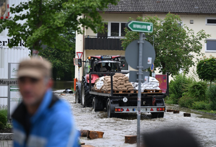 Dramatični prizori iz Nemačke: Vatrogasac poginuo u poplavama, u Bavarskoj poglašena vanredna situacija (FOTO)