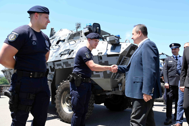 Ministar Dačić: Cilj nam je da policija ima još veće poverenje građana
