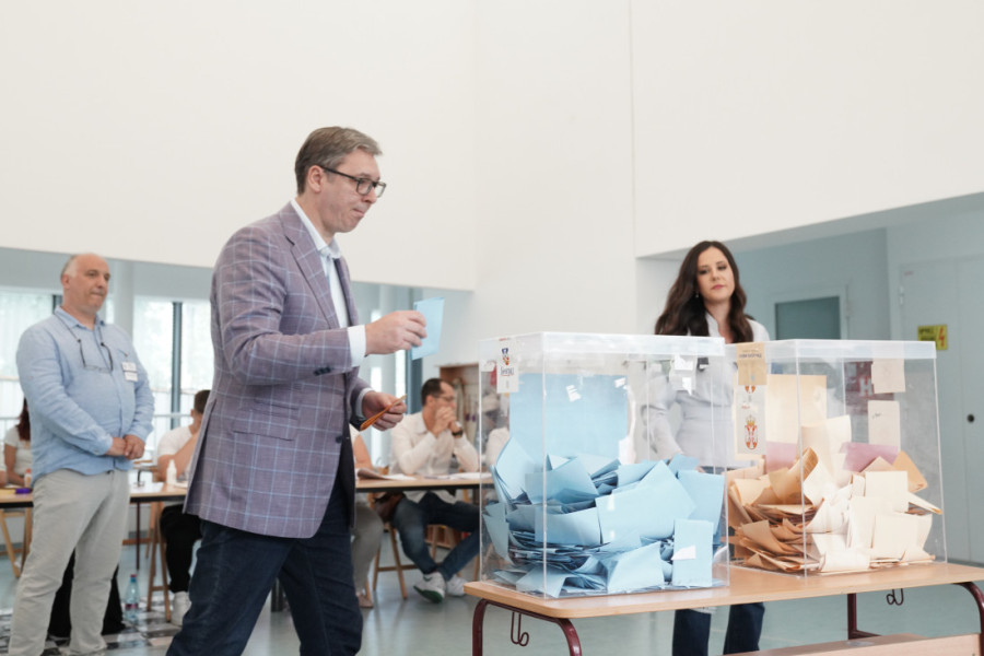 Predsednik Vučić glasao na Novom Beogradu (FOTO)