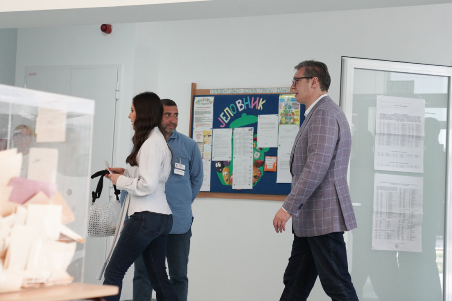 Predsednik Vučić glasao na Novom Beogradu (FOTO)