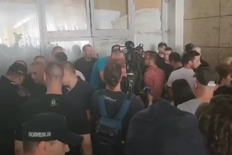 Opozicioni aktivisti šire nasilje: Napali policiju u Novom Sadu! Predvode ih Novaković i Brković koji nasrću i na obezbeđenje! (VIDEO)