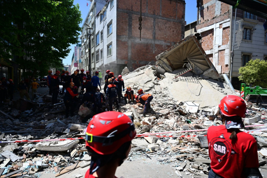 Privedene dve osobe! Haos u Istanbulu zbog urušavanja trospratne zgrade (VIDEO)
