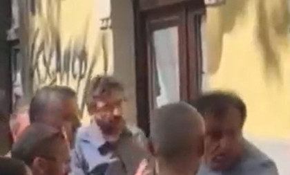 Nasilje opozicije na vrhuncu: Pogledajte trenutak kada opozicioni huligani lupaju šamar Mići Sovtiću (VIDEO)