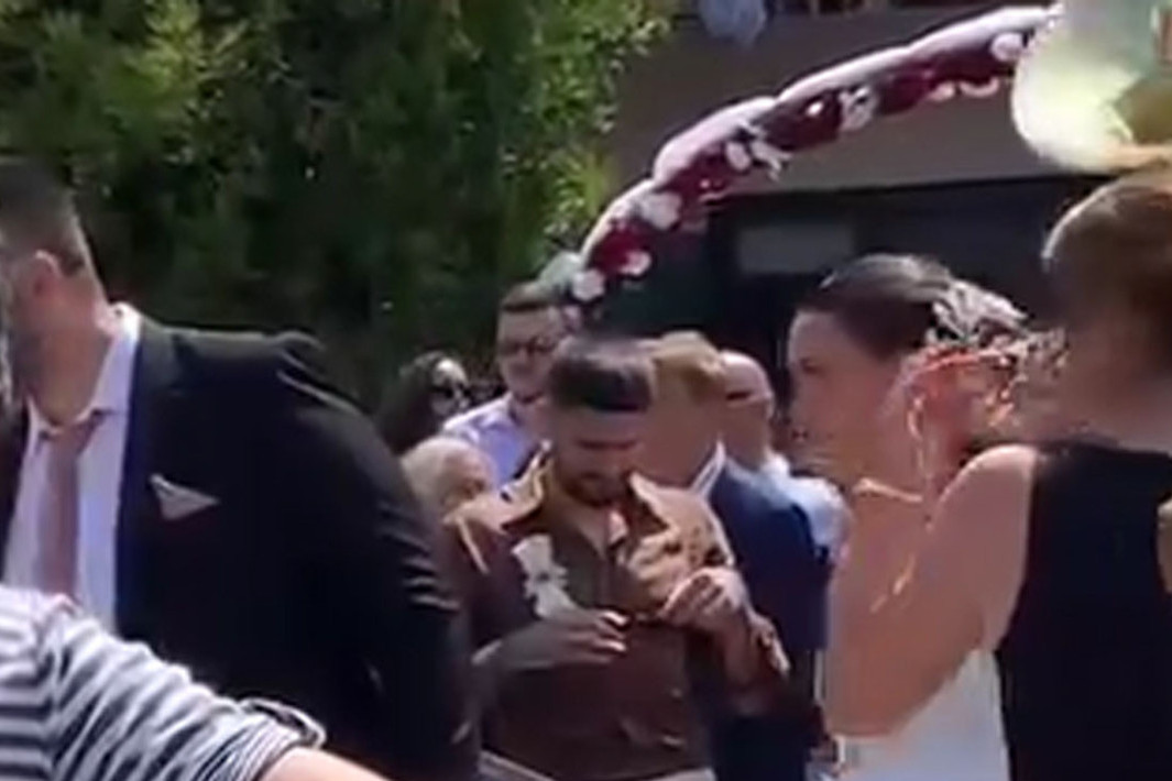 Mitrogol oženio brata, ni prženje sunca nije moglo da poremeti slavlje! Srpski golgeter na svadbi u Smederevu! (VIDEO)