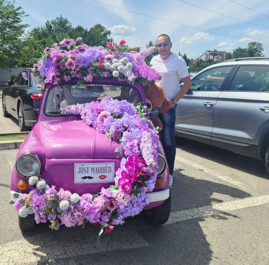 Prelepa slika iz Novog Sada: Ljubičasti fića okićen sa 1.000 ruža – svi žele da se slikaju pored njega (FOTO)