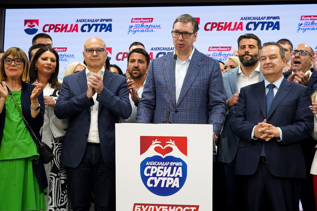 Izbori u Srbiji: Vučević, pa Vučić saopštili  - neverovatna pobeda! Šampanjac i torta u štabu SNS, vatrometi u Beogradu i Novom Sadu (VIDEO)