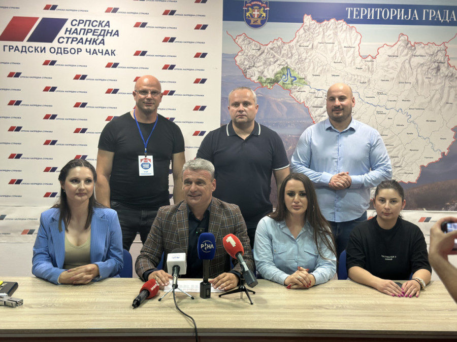 Grme trubači kroz centar Čačka: Ovako SNS slavi ubedljivu pobedu na lokalnim izborima, osvojili preko 50 odsto glasova (FOTO/VIDEO)