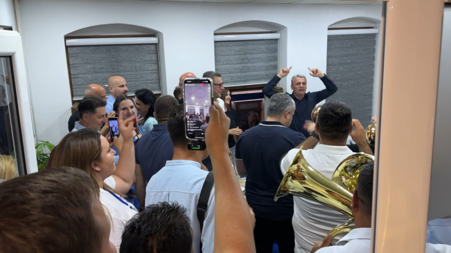 Grme trubači kroz centar Čačka: Ovako SNS slavi ubedljivu pobedu na lokalnim izborima, osvojili preko 50 odsto glasova (FOTO/VIDEO)