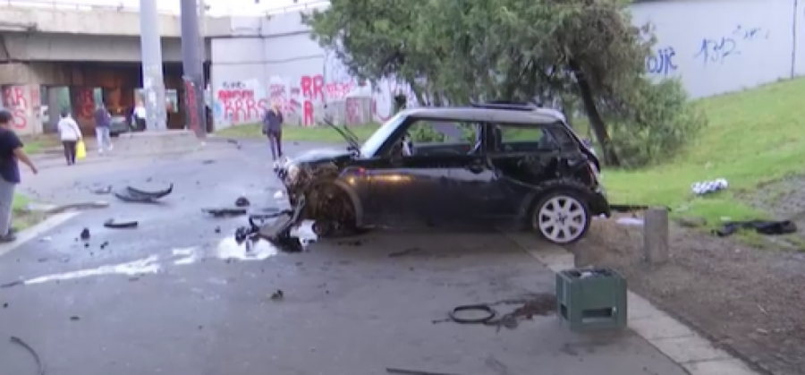 Automobil sleteo na pešačku stazu kod Autokomande, ima povređenih