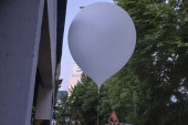 Seul uzvraća udarac: I Južna Koreja poslala balone Severnoj, ali u njima nije bilo đubre, nego nešto drugo (FOTO)