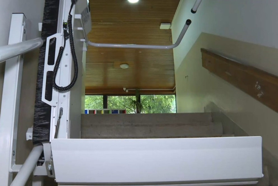 U OŠ "Ratko Mitrović" puštena u rad hidraulična platforma za učenike sa invaliditetom (VIDEO)