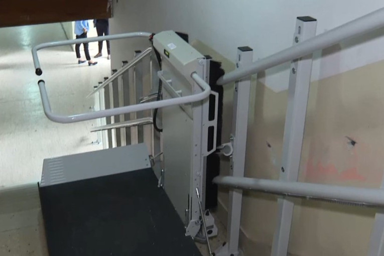 U OŠ "Ratko Mitrović" puštena u rad hidraulična platforma za učenike sa invaliditetom (VIDEO)