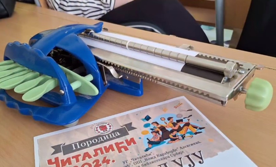 Ivana Marković, slepa devojčica iz Bele Palanke, odličan je đak, piše pesme, recituje, svira i osvaja nagrade