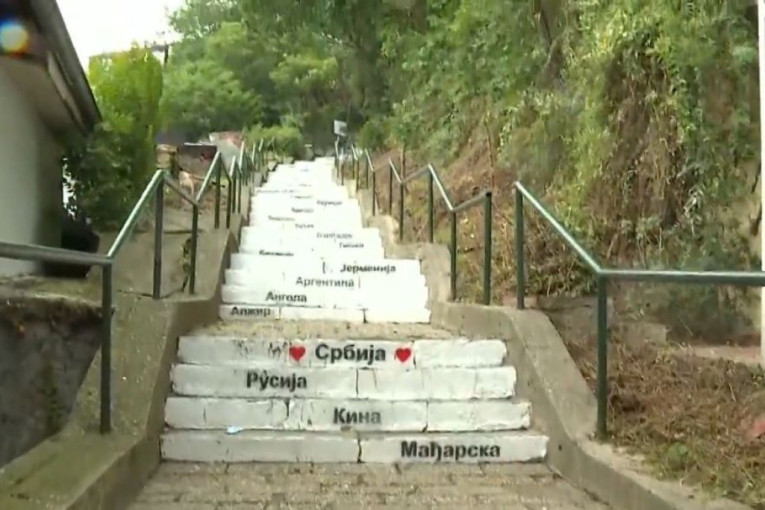 Na stepenicama ka Gardošu ispisana imena zemalja koje nisu glasale za sramnu rezoluciju o Srebrenici (FOTO)