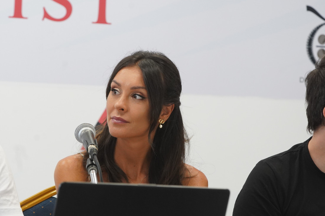 Dragana Mićalović pokazala telo u kupaćem: Glumica u vrelom izdanju skače u bazen! (FOTO)