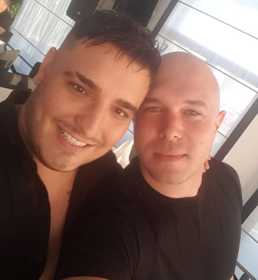 Ovo je kum Darka Lazića! Po zanimanju je aviomehaničar, za kućnog ljubimca ima vuka, a o folkeru kaže: Samo da on ne vozi!