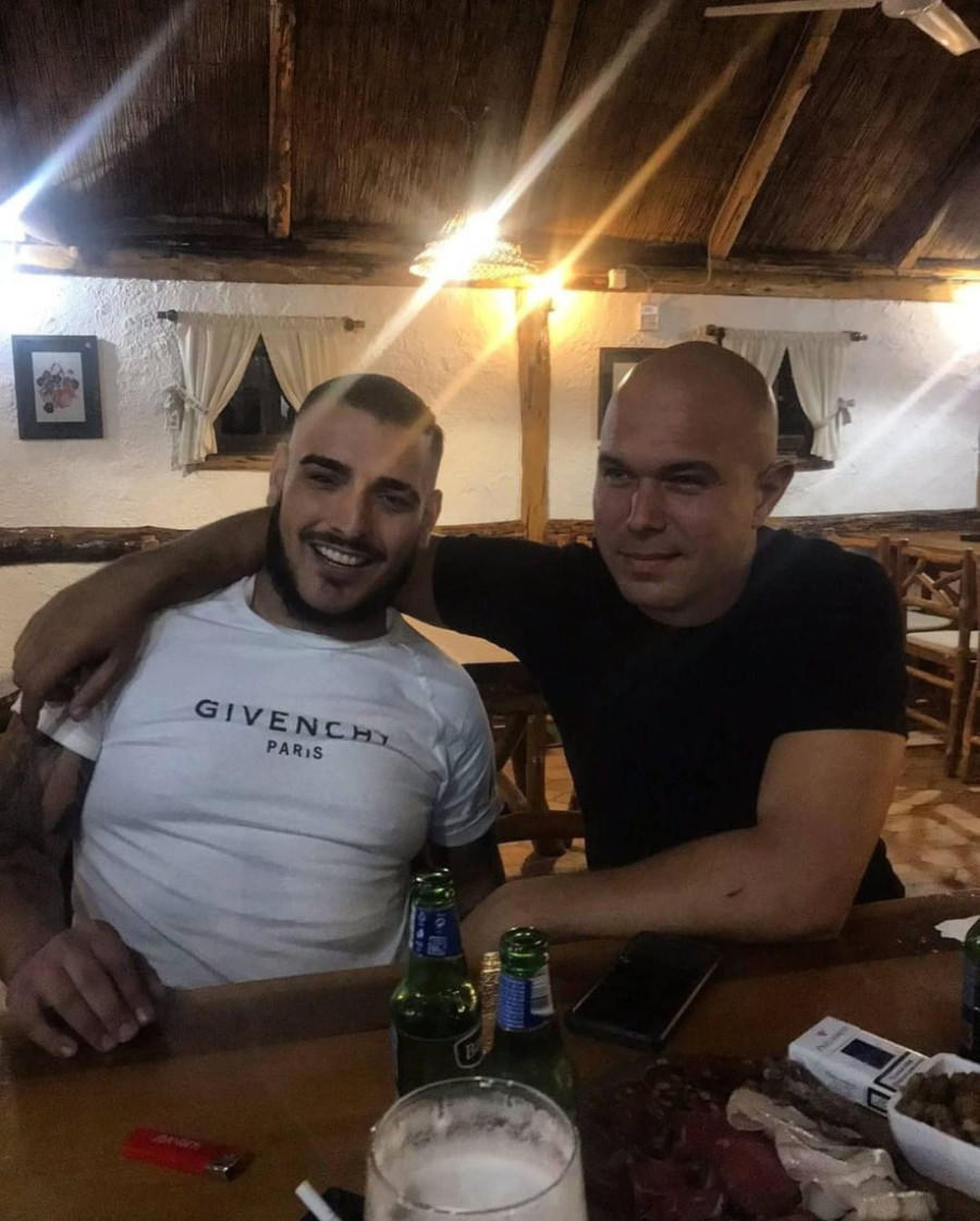 Ovo je kum Darka Lazića! Po zanimanju je aviomehaničar, za kućnog ljubimca ima vuka, a o folkeru kaže: Samo da on ne vozi!