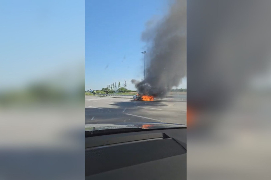 Buktinja na auto-putu kod Inđije: Zapalio se mercedes, svi putnici odmah istrčali napolje (FOTO/VIDEO)
