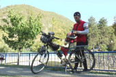 Mladi Čačanin na biciklu prešao desetine hiljada kilometara: Dan kad se spasio od provalije slavi kao drugi rođendan (FOTO)