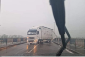 Drama u Bačkoj Palanci: Vetar prevrnuo prikolicu kamiona, saobraćaj obustavljen! (FOTO)