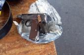 Pištolj i municija ispod poklopca motora, droga u torbi: Turčin uhapšen na Batrovcima