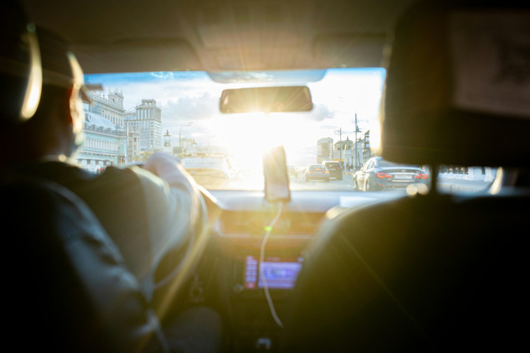 Auto vam se usijao na suncu? Trik od samo 15 sekundi izbaciće vreli vazduh pre nego što uključite klimu