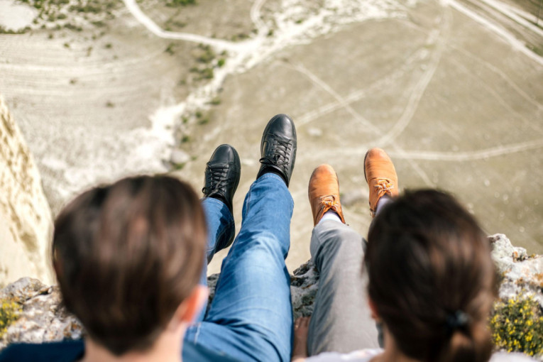 Užasna smrt! Poznati sportista i njegova devojka pali u provaliju duboku 700 metara (FOTO)