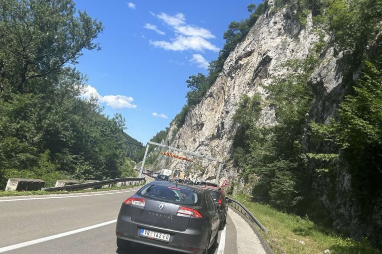 Teška saobraćajka u tunelu u Ovčarsko-kablarskoj klisuri: Sudarili se kamion i automobil - stvaraju se kilometarske kolone!