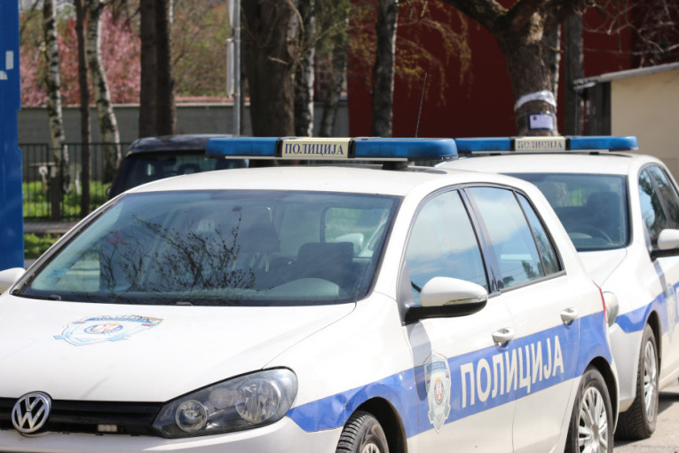 Saobraćajka u Kragujevcu: Putničko vozilo se zakucalo u policijski auto!