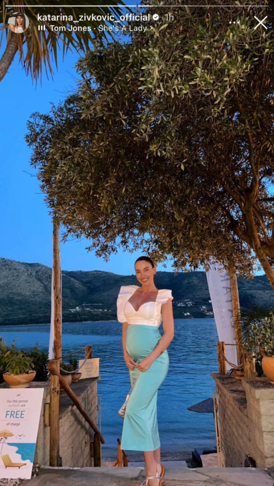 Katarina Živković ponosno istakla trudnički stomak: Pevačica otputovala, pa s osmehom na licu pozirala (FOTO)