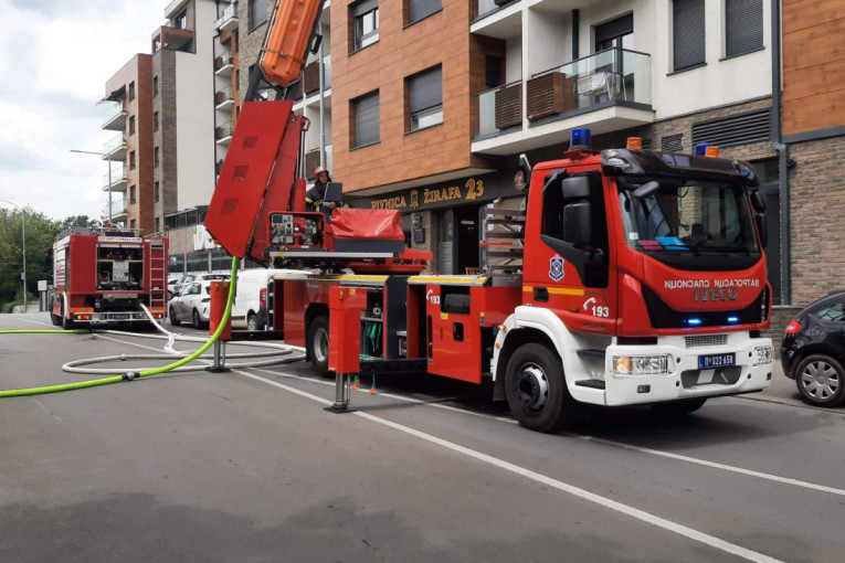 Buknuo požar u Mladenovcu: Žena pokušala da ugasi vatru, pa zadobila povrede!