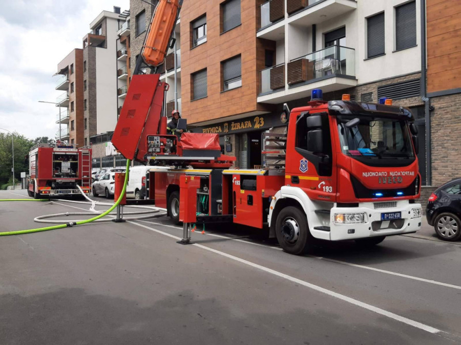 Tokom potere za osumnjičenim došlo do sudara kod Sajma: Uništeno više policijskih vozila! (VIDEO)