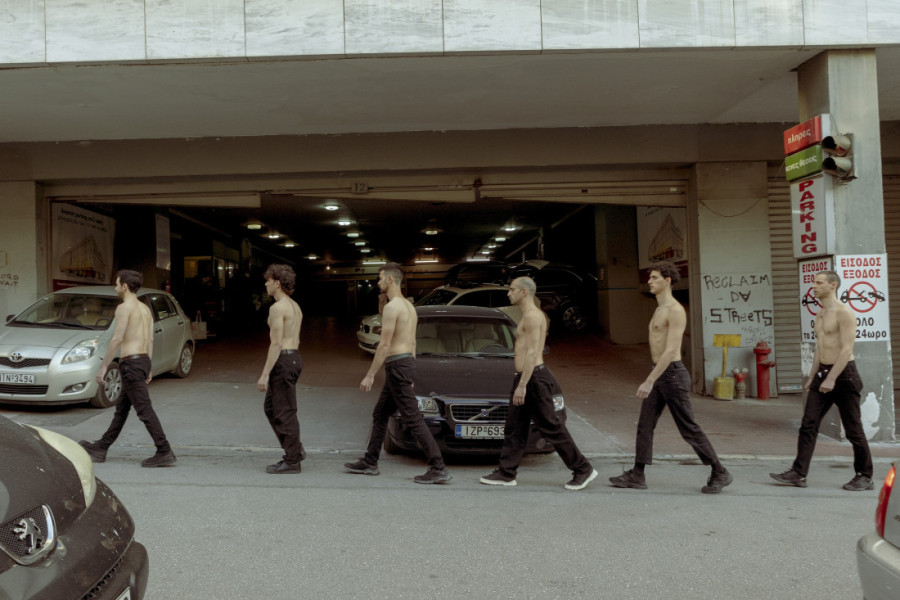 Muško telo kao ogledalo: Performans „The Base of Trust“ pred beogradskom publikom (FOTO)