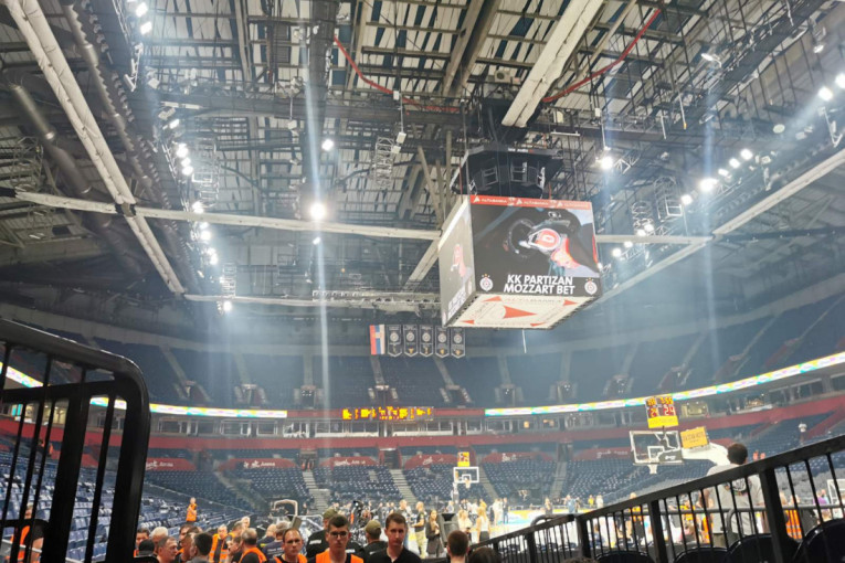 Arena je ispražnjena! Pogledajte kako izgledaju tribine posle prekinutog derbija Partizana i Zvezde (FOTO/VIDEO)