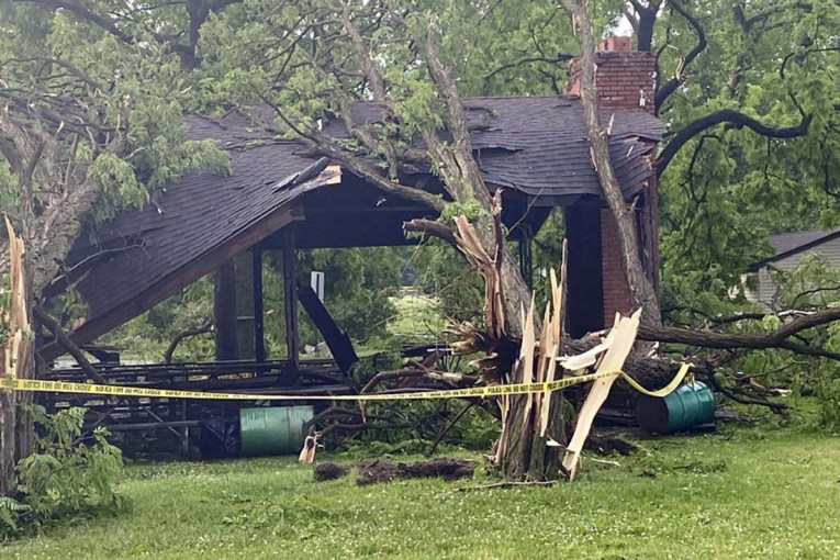 Tornado srušio drvo na njihovu kuću! Dete poginulo, majka povređena