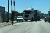 Sudar kamiona i automobila u Čačku, od jačine udara delovi rasuti po putu