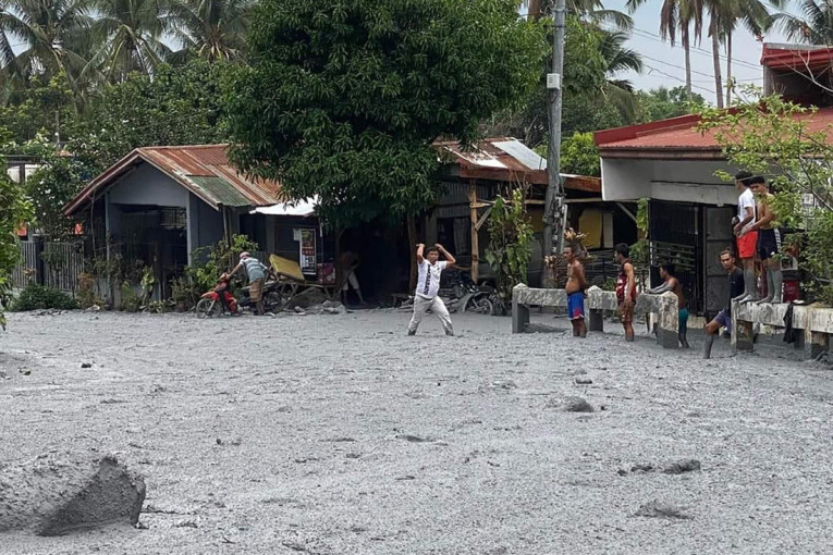 "Hladna lava" preplavila sela posle erupcije vulkana! Redak fenomen zabeležen na Filipinima (VIDEO/FOTO)
