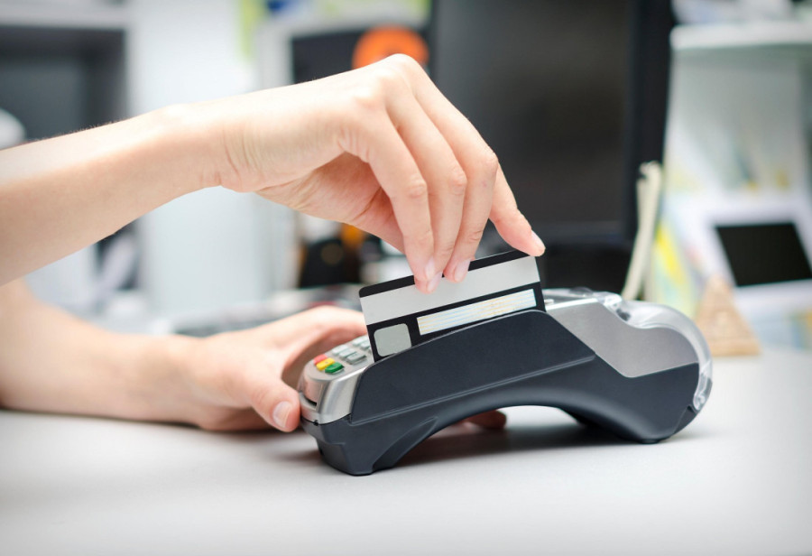 Plaćanje čekovima ili karticom na rate: Evo u čemu je razlika i šta je povoljnije za građane