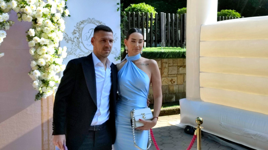 Katarina Grujić uhvaćena u dosad neviđenom izdanju na aerodromu: Od Marka Gobeljića ni traga ni glasa (PAPARACO)