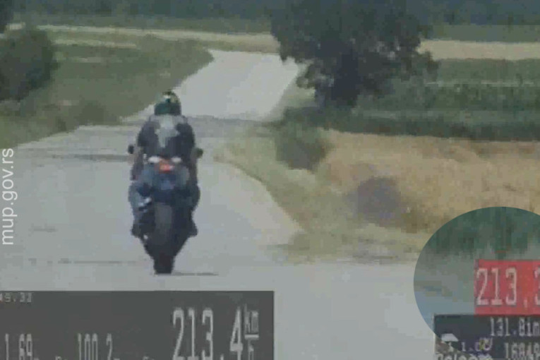 Presretač "ulovio" motociklistu kako divlja kod Iriga: Vozio skoro 220 kilometara na čas! (VIDEO)