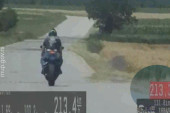 Presretač "ulovio" motociklistu kako divlja kod Iriga: Vozio skoro 220 kilometara na čas! (VIDEO)