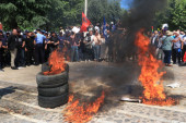 Haos u Albaniji: Protest ispred parlamenta, demonstranti zahtevaju ostavku vlade Edija Rame! Sukobili se sa policijom, "radio" i suzavac!