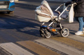 Drama na Dorćolu: Auto udario majku sa bebom u kolicima na pešačkom prelazu! Dete povređeno - hitno prevezeno u Tiršovu!