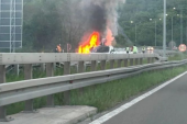 Gori automobil kod Bubanj potoka: Haos u smeru ka Nišu, vatrogasci se bore sa velikom vatrom - vozilo potpuno izgorelo (VIDEO)