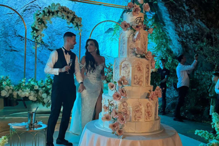 Zavirite na venčanje Tamare Milutinović i Darka Jevtić: Mlada se presvukla, a onda usledila torta od pet spratova (FOTO/VIDEO)